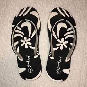 Surf Bay Black & White Flip Flops—Size 6